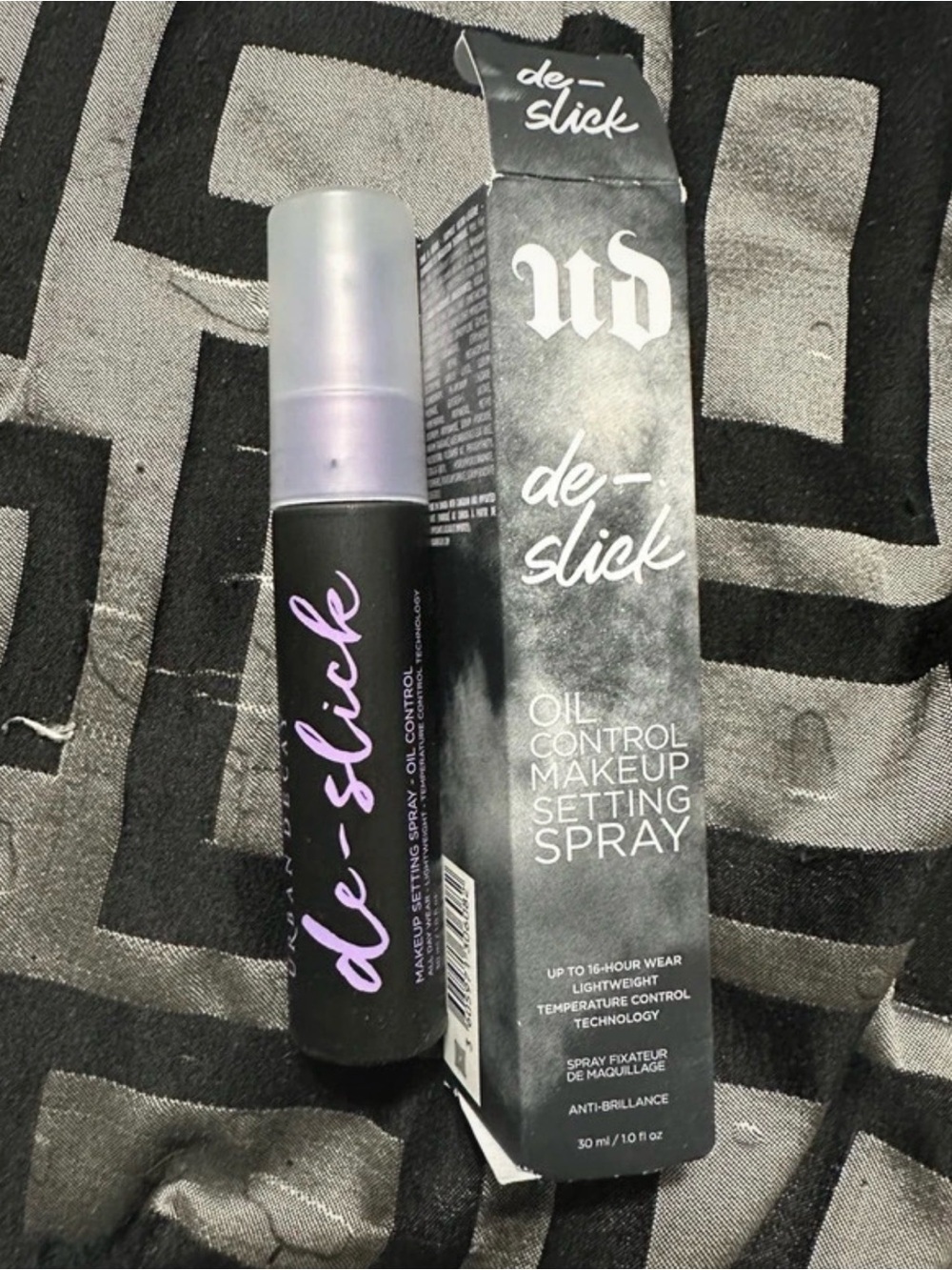 Urban Decay De-Slick Makeup Setting Spray — Black with Purple Accents